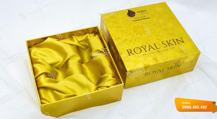 Thiết kế hộp giấy cứng đựng mỹ phẩm có khay sản phẩm được lót lụa phi bóng vàng để chứa sản phẩm trời