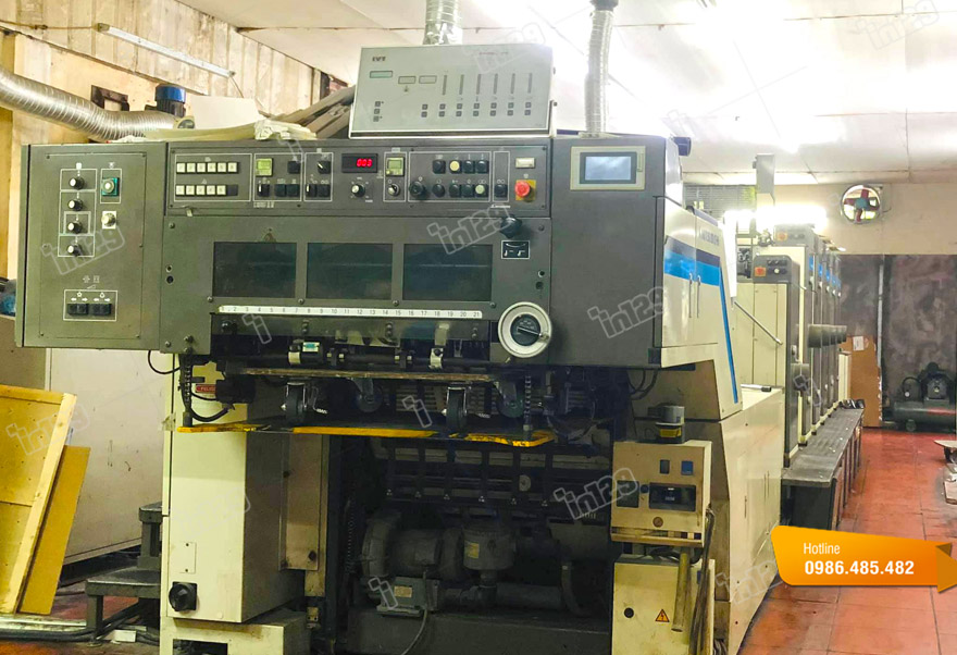 Máy in hiện đại tại xưởng in của In129 đáp ứng mọi đơn hàng đặt in ấn tem bảo hành của Quý khách, dù với số lượng ít