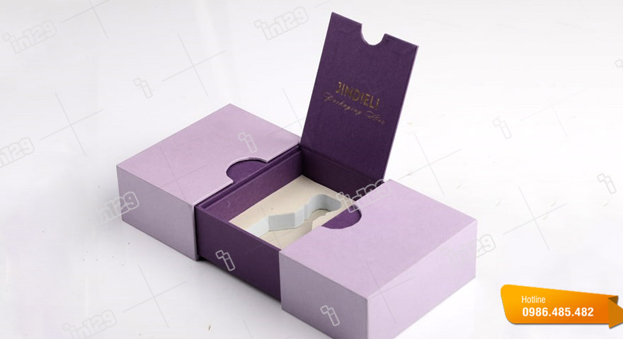 Mẫu vỏ hộp đựng nước hoa được thiết kế với màu tím huyền bí, toát lên sự sang trọng, lịch lãm