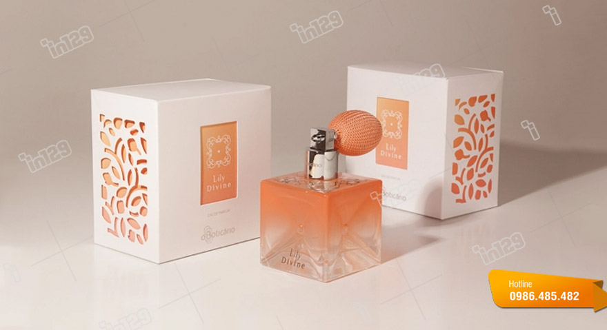 Thiết kế với hoa văn hoạ tiết hai bên của vỏ hộp nước hoa đi cùng với màu cam nhẹ nhàng