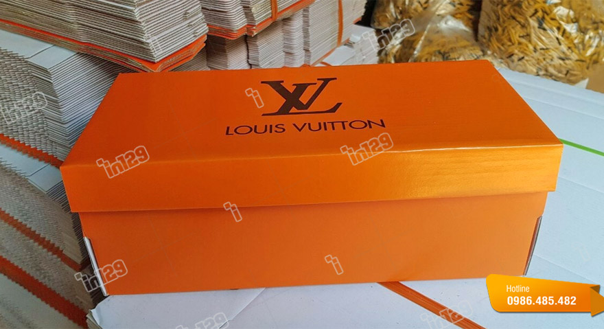 In hộp đựng giày bằng giấy thương hiệu Louis Vuitton