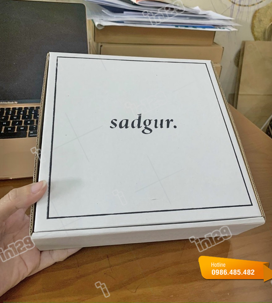 Mẫu hộp nắp gài đựng quần áo thương hiệu Sadgur