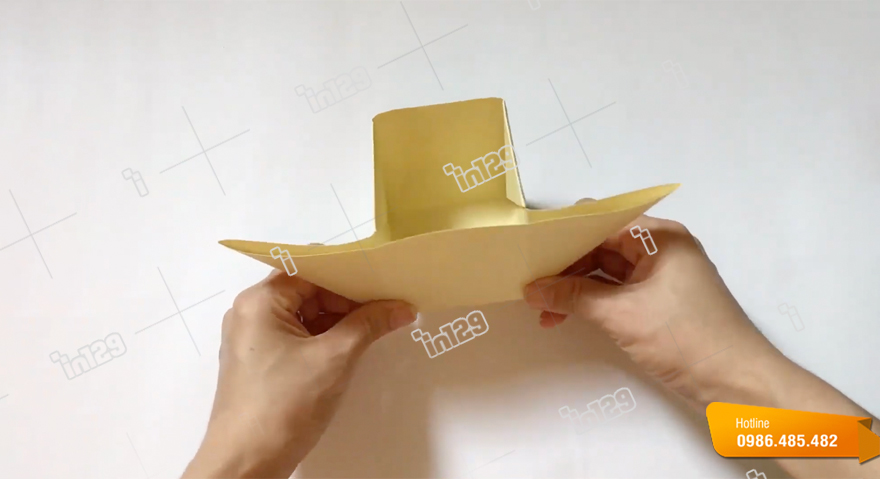 Tạo thành một hộp giấy hình vuông với 2 phần cánh