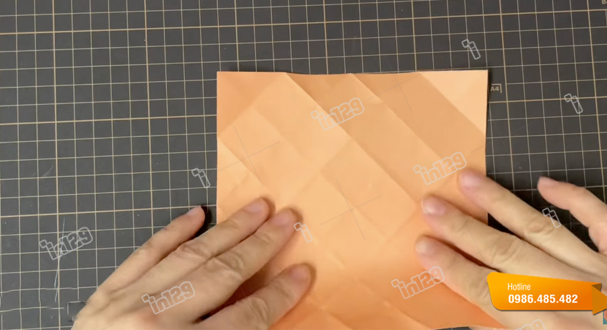 Mở giấy ra như hình vuông ban đầu