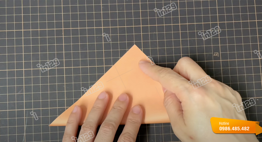 Gấp chéo tờ giấy để tạo ra nếp gấp