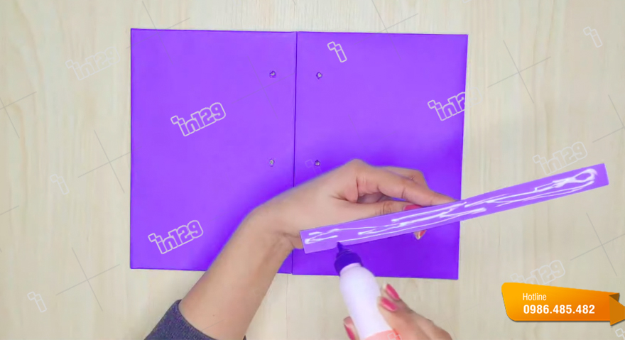 Dùng keo dán mảnh giấy vào hai tấm bìa